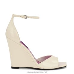 charol crema chic sandalias con cuña Nine West 0DDT01719